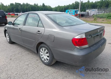 2005 Toyota Camry Le z USA, uszkodzony, nr VIN 4T1BE32K15U519127